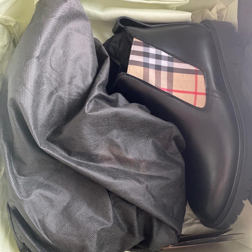 Burberry Allostock Black Leather Boot